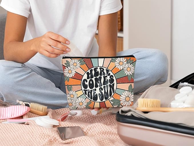 Preppy Makeup Bags for Women,Trendy Retro Daisy Sunshine Makeup Bag Cute Floral Here Comes Summer Boho Inspirational Cosmetic Bag Gift for Teen Girls,Birthday Gifts for Women