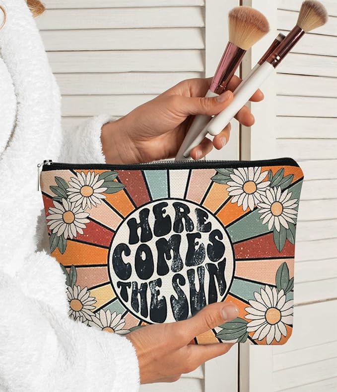 Preppy Makeup Bags for Women,Trendy Retro Daisy Sunshine Makeup Bag Cute Floral Here Comes Summer Boho Inspirational Cosmetic Bag Gift for Teen Girls,Birthday Gifts for Women