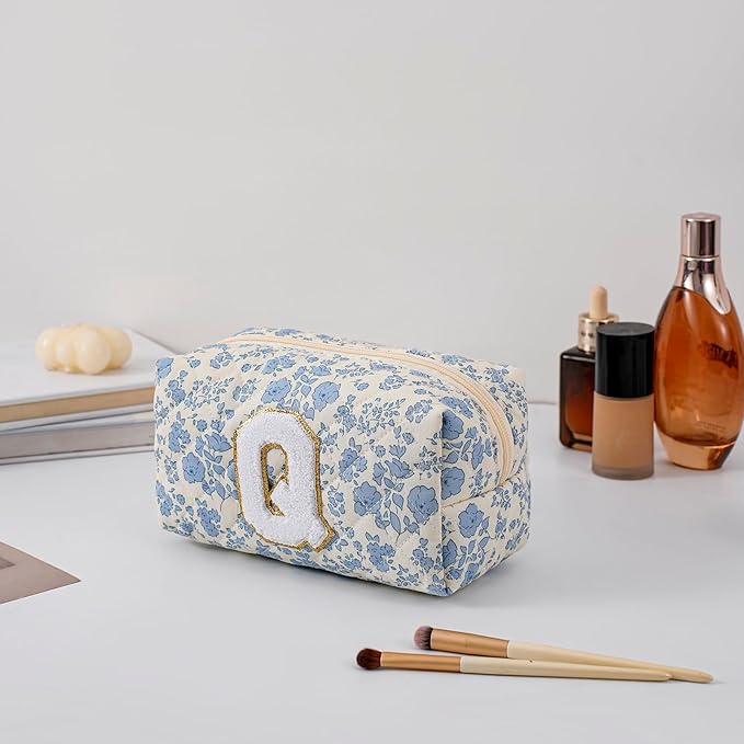JOVAKIT Alphabet Makeup Bag Cosmetic Bag for Women, Christmas Gifts for Girls Age 6-18, Floral Flowers Coquette Travel Toiletry Zipper Make Up Pouch Organizer Trendy Stuff (Blue Floral Q)