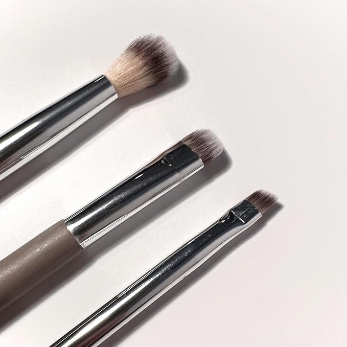 Sandstone Soft Collection Makeup Brush - Professional Premium Blending brush for applying and blending eyeshadow. Ultra soft bristles and easy to use. Vegan Makeup brush for all skin types