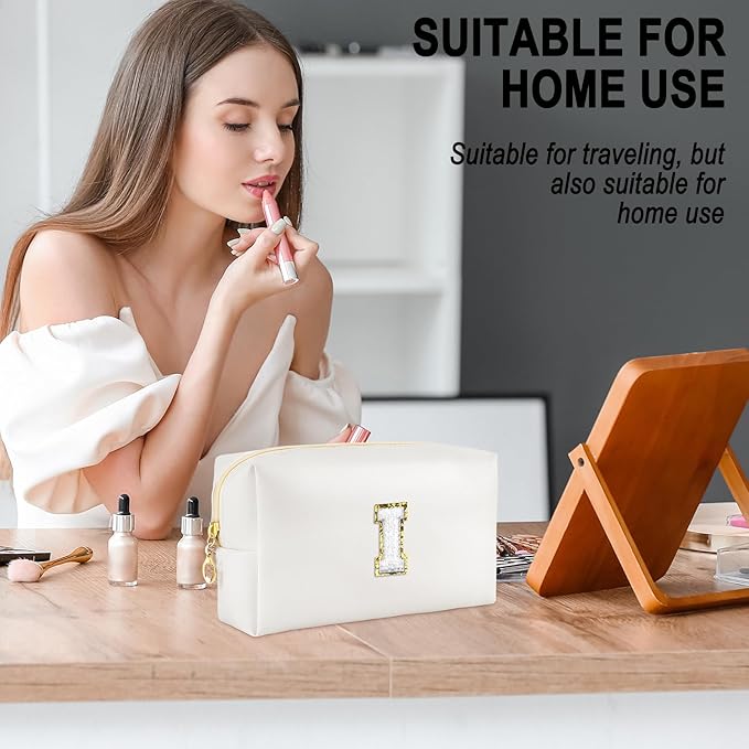 Gifts for Girls Initial Makeup Bag Personalized Cosmetic Bag with Zipper Cute Travel Toiletry Bags Waterproof PU Preppy Makeup Pouch Birthday Gift for Teen Girls Women(White I)