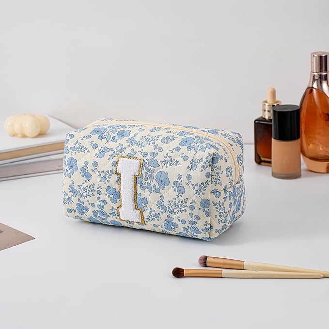 Gleyemor Personalized Initial Makeup Bag for Women, Cute Quilted Blue Floral Cotton Cosmetic Bag, Christmas Gifts for Her Mom Friend Sister Bridesmaid Teacher Women I