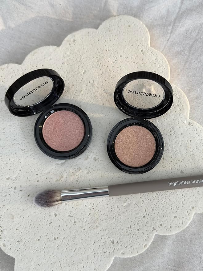 Sandstone Scandinavia Soft Collection Makeup Brush - Professional Premium Highlighter brush for applying and blending highlighter. Ultra soft bristles. Vegan Makeup brush for all skin types