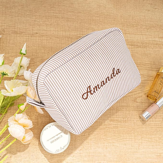 MT WORLD Cosmetic Bag Personalized Makeup Bag for Women Girls Seersucker Preppy Bridesmaid Makeup Bag Cute Aesthetic Toiletry Bag Girls Handbags Purses (Brown)